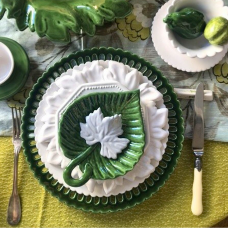 Acanthus Dessert Plate in white