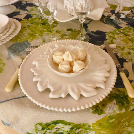 Acanthus Dessert Plate in white