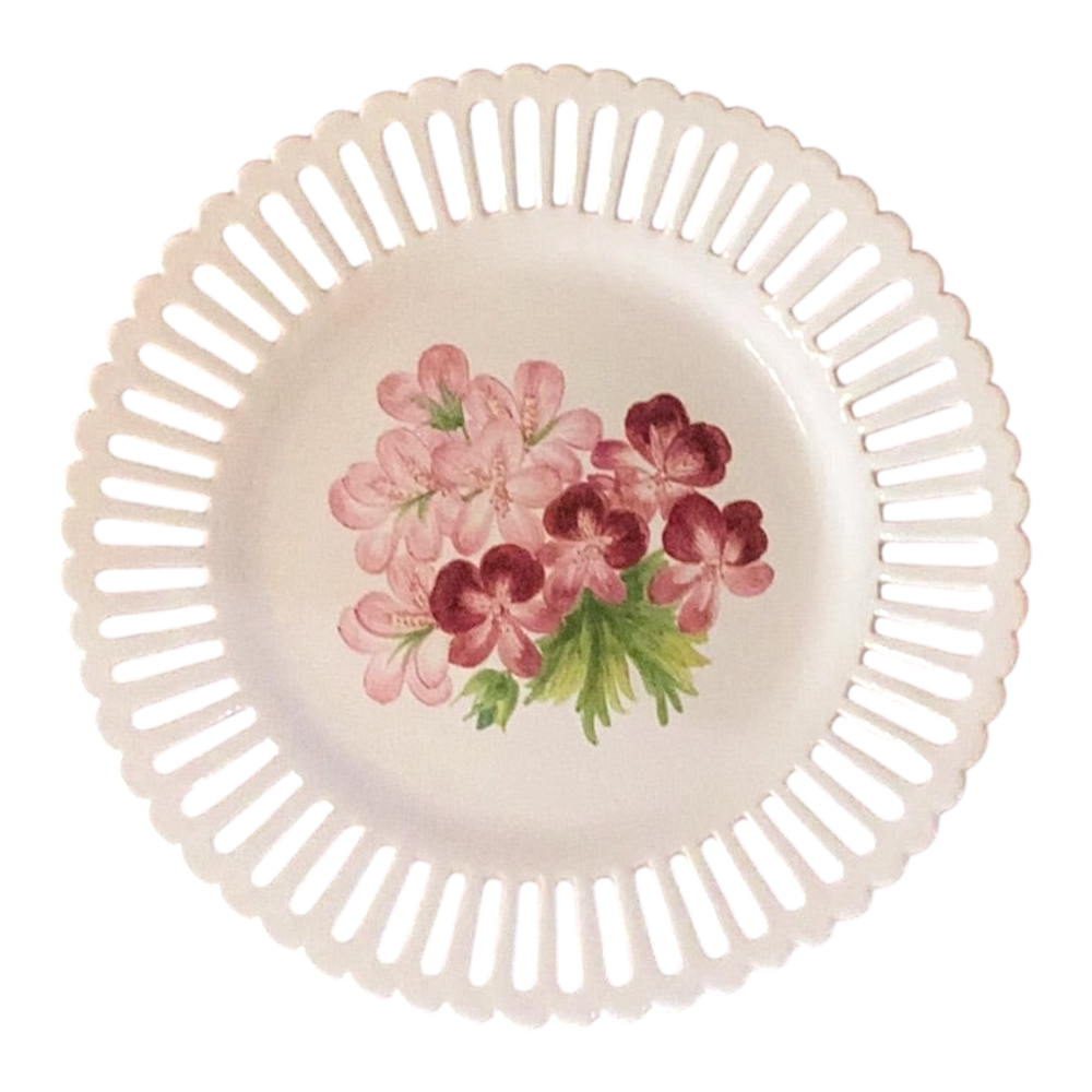 Openwork Bourg-Joly plate with Redouté Geranium motif