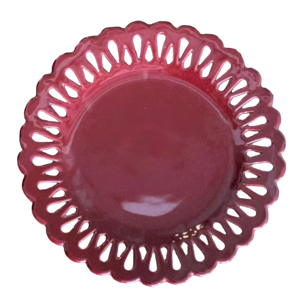 Openwork Chevet plate in burgundy