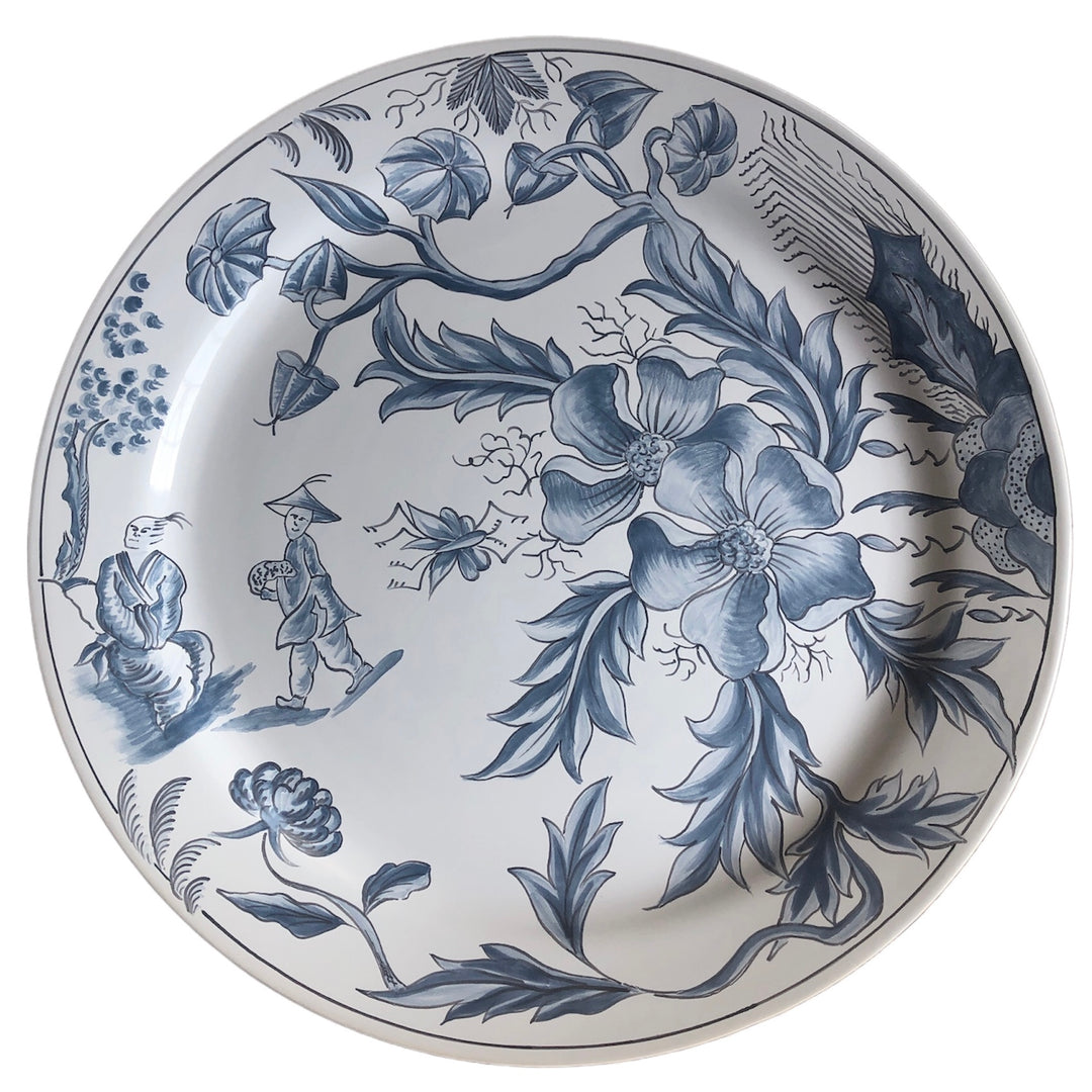 Plain Rim serving plate with a rich Chinoiserie motif
