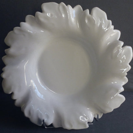 Acanthus round serving dish in white