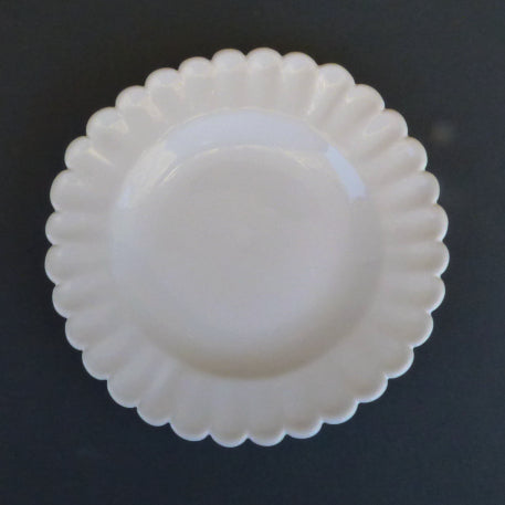 Fluted Godrons plate in white
