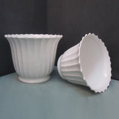 Flared ceramic planter without rings