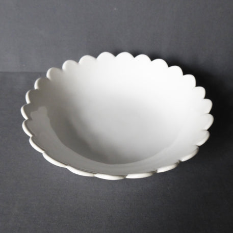 Large Scallop Chevet Pleine bowl in white