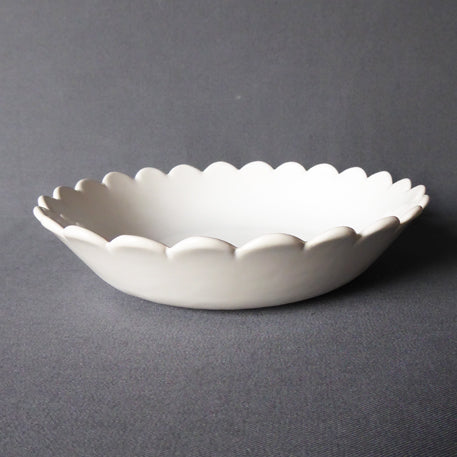 Large Scallop Chevet Pleine bowl in white