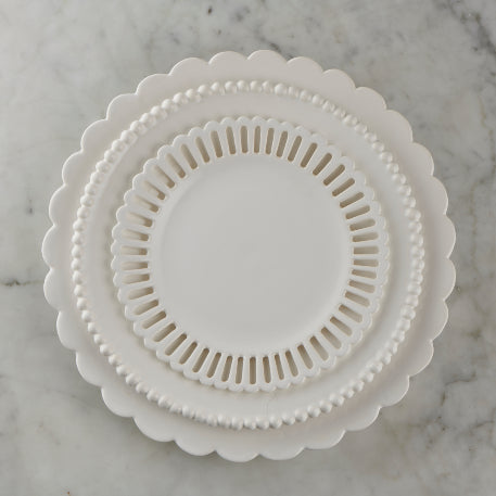 Large Scallop Chevet Pleine plate in white with Perl plate and Straight Openwork Bourg Joly Plate