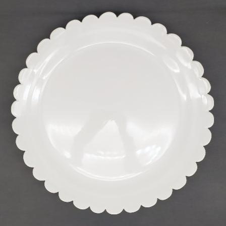 Large Scallop Chevet Pleine round serving plate in white