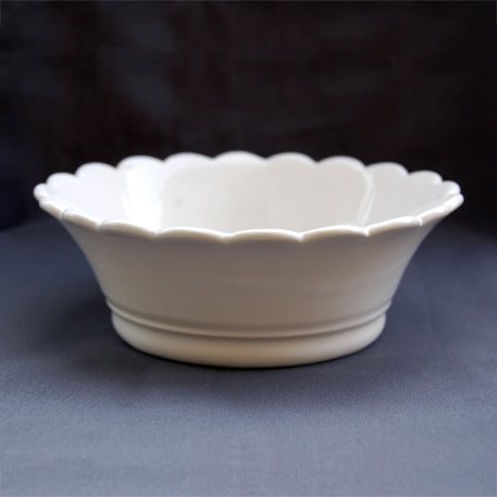 Malicorne Pleine ceramic scalloped bowl side view