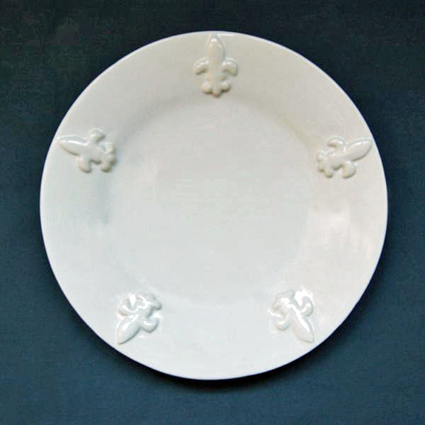 Plain Rim plate with Fleur de lys motif in white