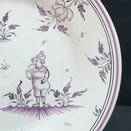 Plain Rim plate with hand painted Moustiers 7 monochrome violet decoration