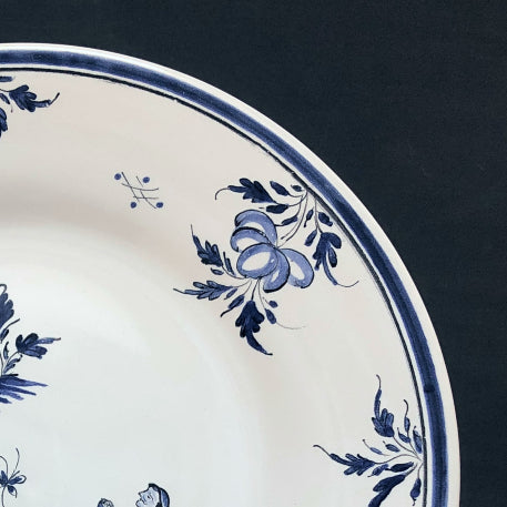 Plain Rim plate with hand painted Moustiers 8 monochrome blue decoration