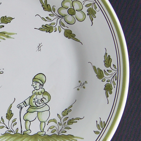Plain Rim plate with hand painted Moustiers 9 monochrome green decoration