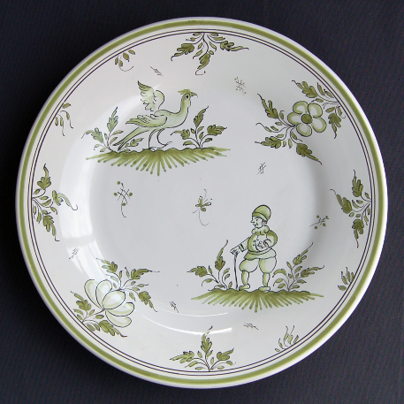 Plain Rim plate with hand painted Moustiers 9 monochrome green decoration