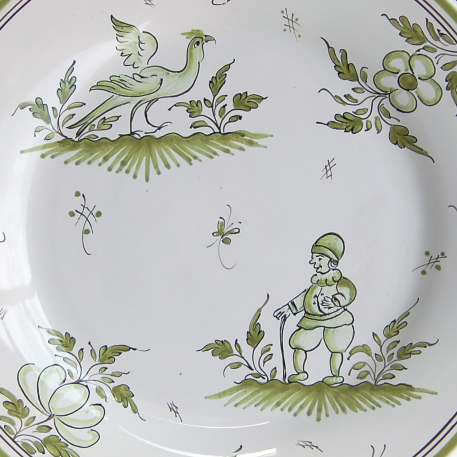 Plain Rim plate with hand painted Moustiers 9 monochrome green decoration