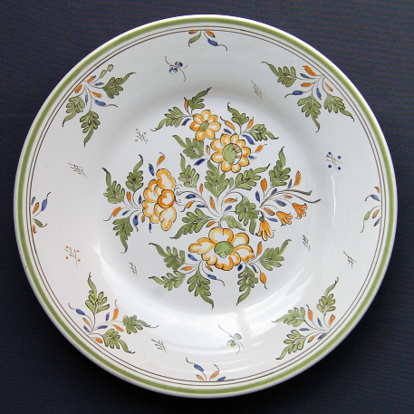 Plain Rim plate with hand painted Moustiers Fleurs polychrome decoration