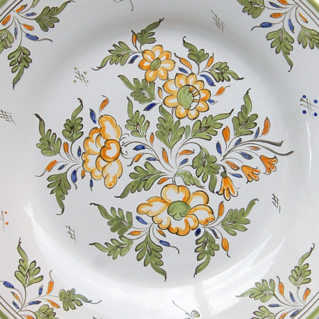 Plain Rim plate with hand painted Moustiers Fleurs polychrome decoration