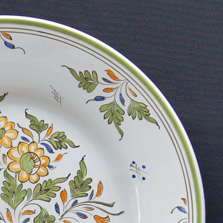 Plain Rim plate with hand painted Moustiers Fleurs polychrome decoration