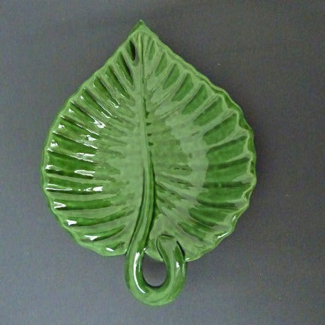 Ribbed leaf with stem plate in green