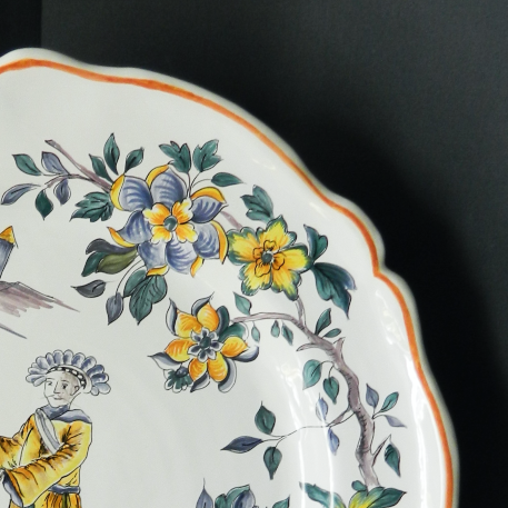 Scalloped Edge Round Feston serving plate with Chinoiserie polychrome decoration