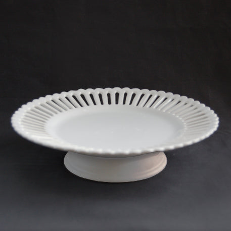 Straight openwork Bourg-Joly cake plate with a low stand in white