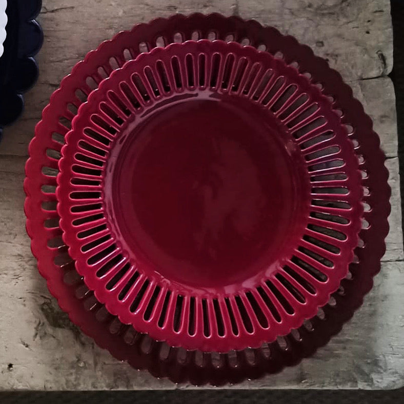 Straight openwork Bourg-Joly plate in burgundy