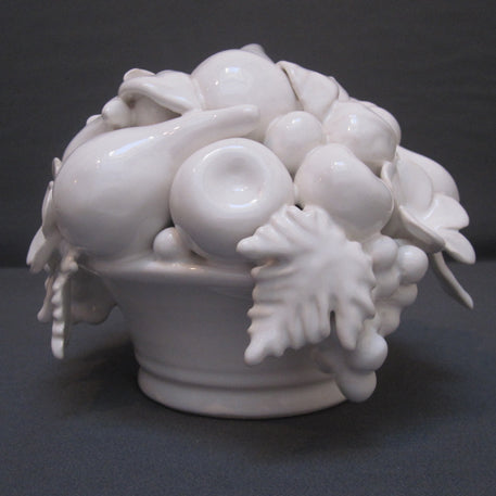 White Malicorne ronde pleine sans griffes basket with fruit sculpture