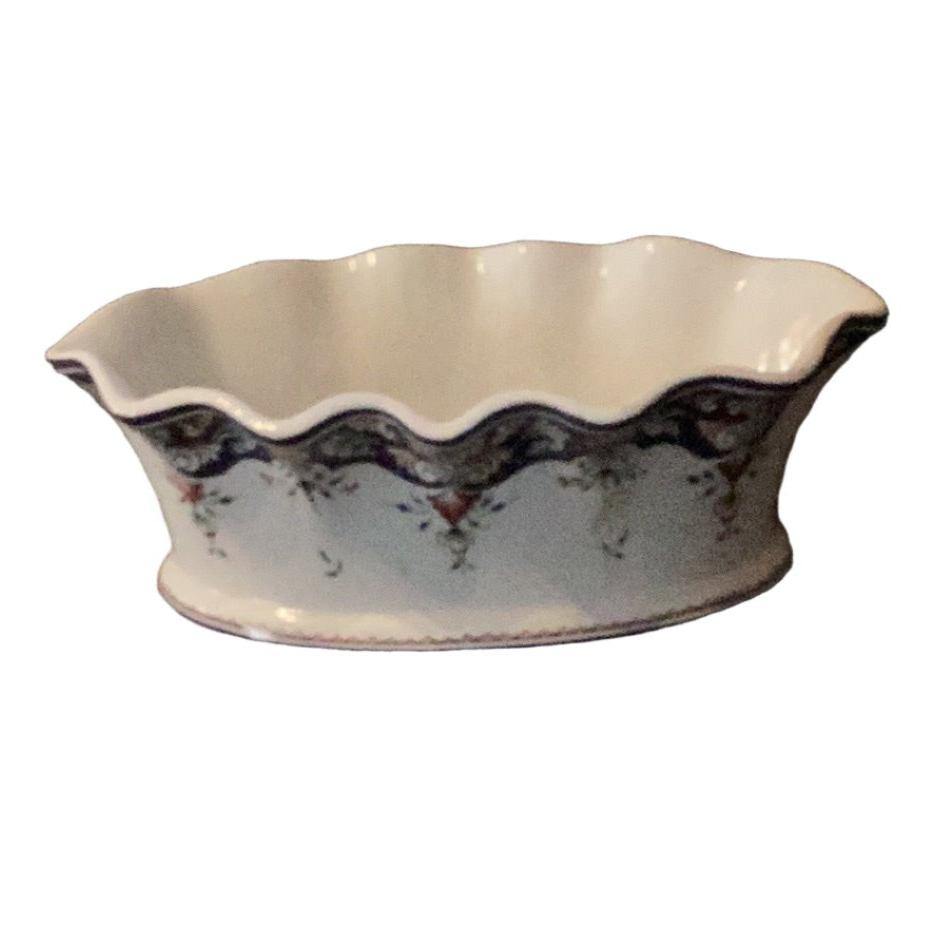 Oval scalloped planter decor Rouen side view
