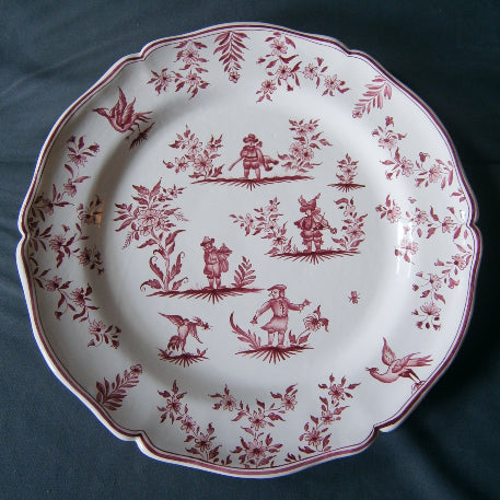 Rond Festons serving plate with Moustiers riche Raspberry hand painted decoration