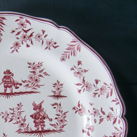 Rond Festons serving plate with Moustiers riche Raspberry hand painted decoration