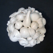 White Malicorne ronde pleine sans griffes basket with fruit sculpture