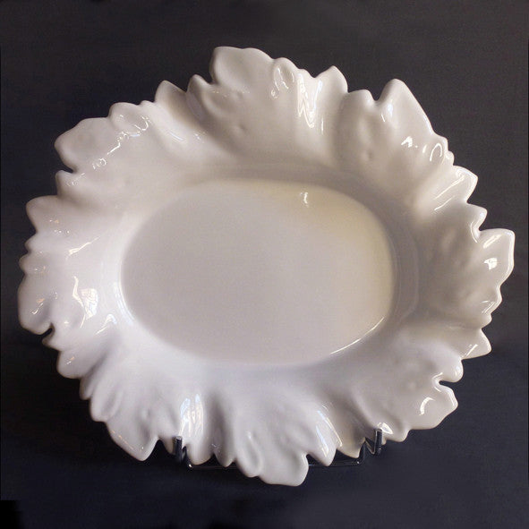 Acanthus oval serving dish in white
