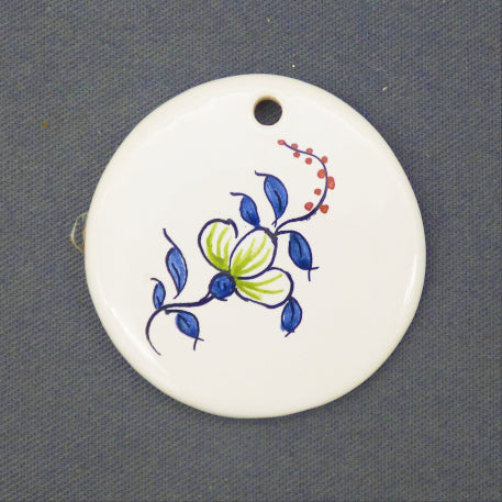 Ornement disque en faïence avec motif fleur peint à la main