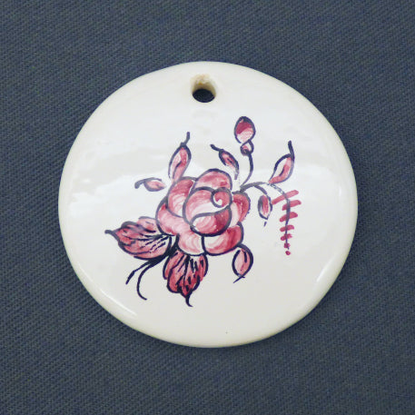 Ornement disque en faïence avec motif fleur peint à la main