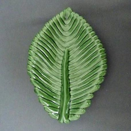 Small Feuille Nervurée dish in green