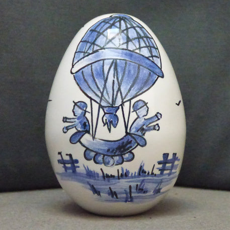 Egg with Mongolfière monochrome blue hand painted decoration