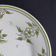 Bord Uni plate with hand painted decoration Moustiers 9 monochrome green