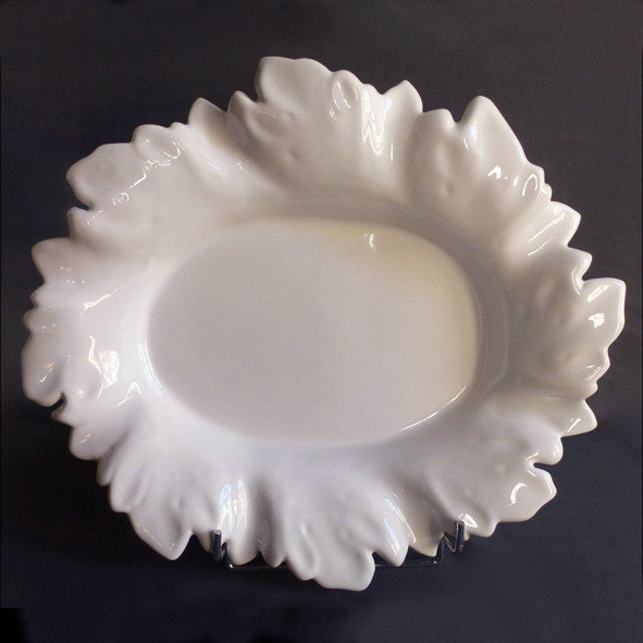 Acanthe oval serving dish in white