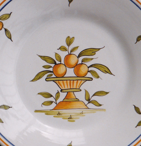 Bord Uni plate with hand painted decoration Moustiers 1