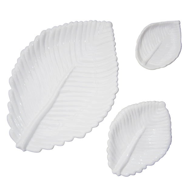 Three sizes of Feuille Nervurée dish in white