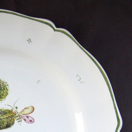 Rond Festons serving plate with Topiaire 3 hand painted decoration